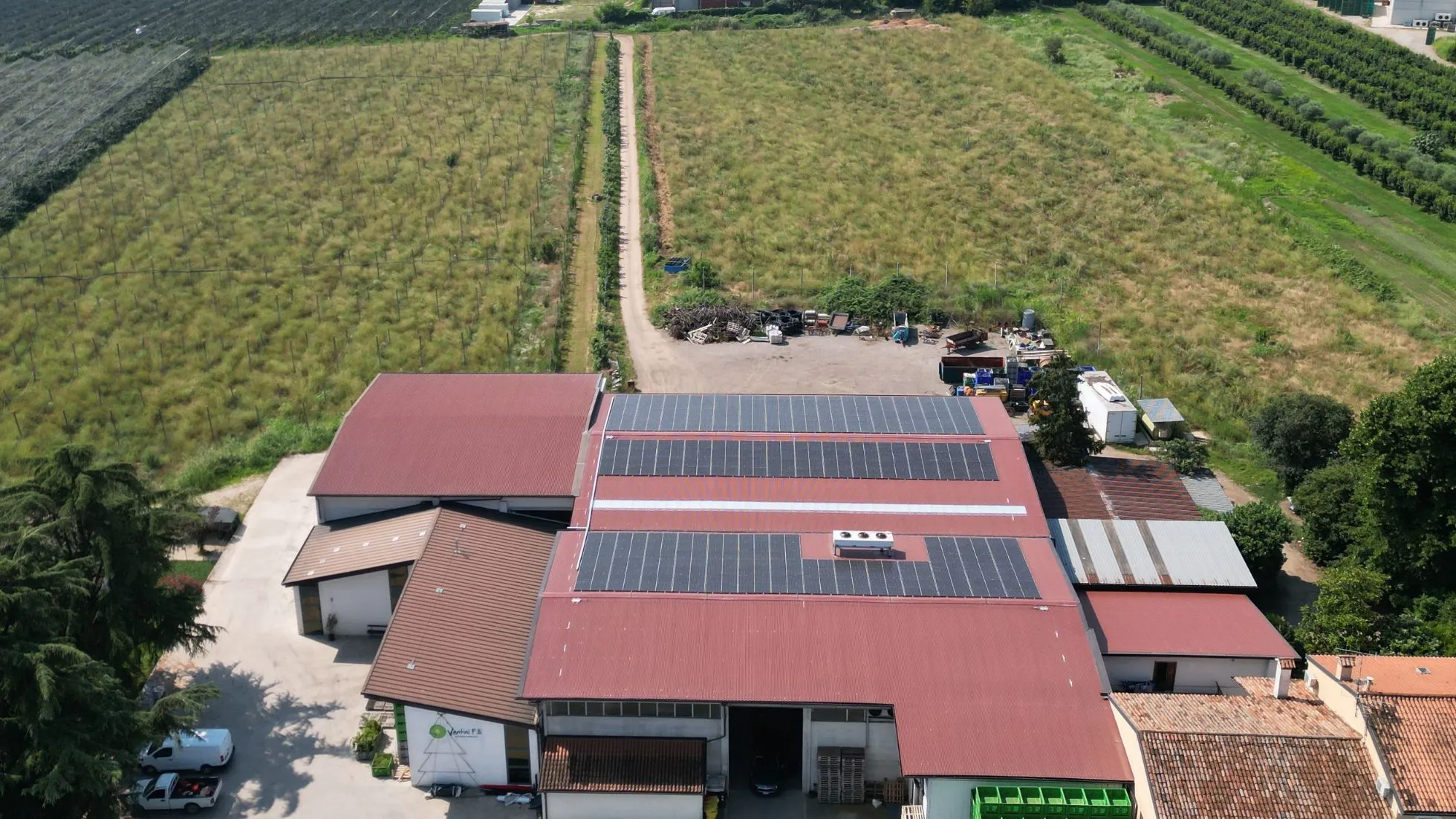 Impianto fotovoltaico installato sul tetto di un edificio agricolo per l’autoconsumo energetico, finanziabile tramite il Bando Parco Agrisolare 2026