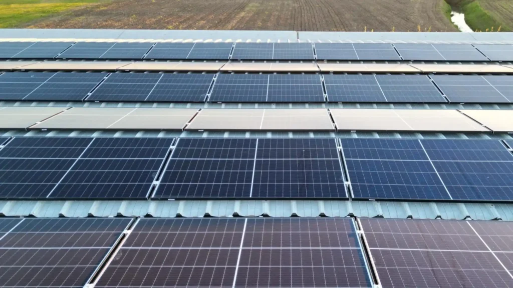 Impianto fotovoltaico aziendale realizzato da ZGS Solutions su tetto industriale per incentivo fiscale iperammortamento