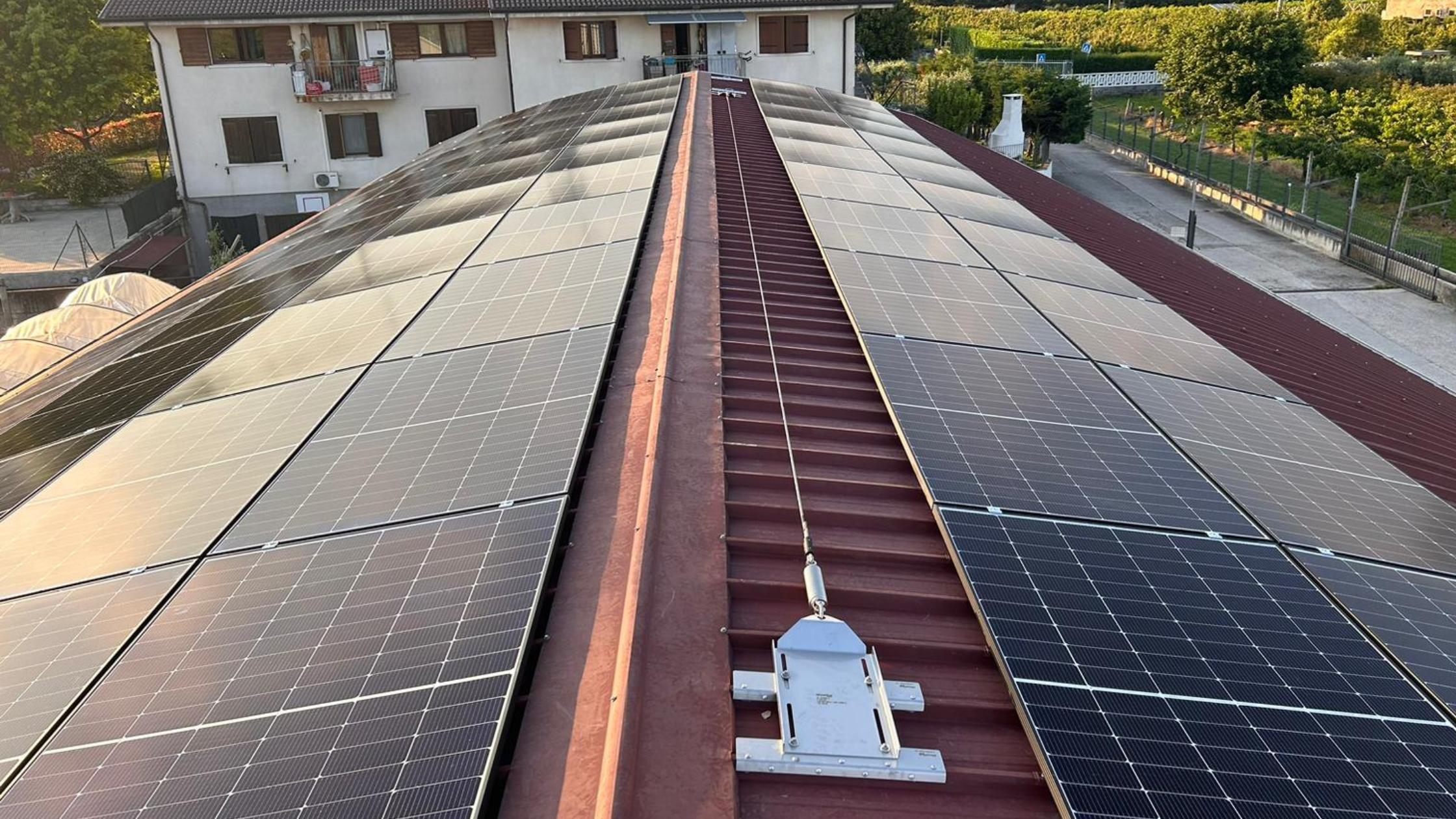 Impianto fotovoltaico su tetto industriale con pannelli solari e linea vita di sicurezza installato da ZGS Solutions