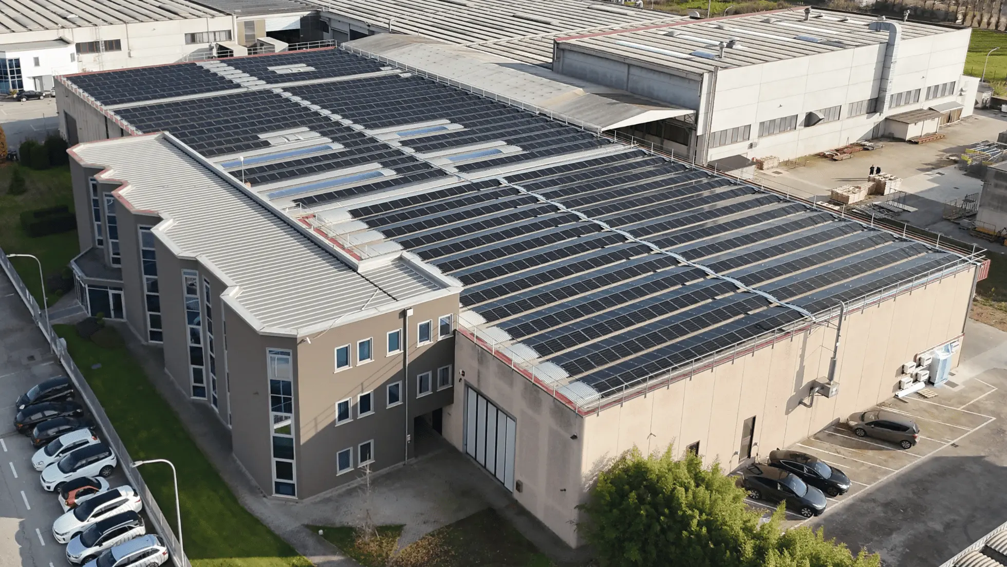 Vista aerea dell'impianto fotovoltaico industriale installato da ZGS Solutions sulla copertura dello stabilimento Uniform a Minerbe, Verona