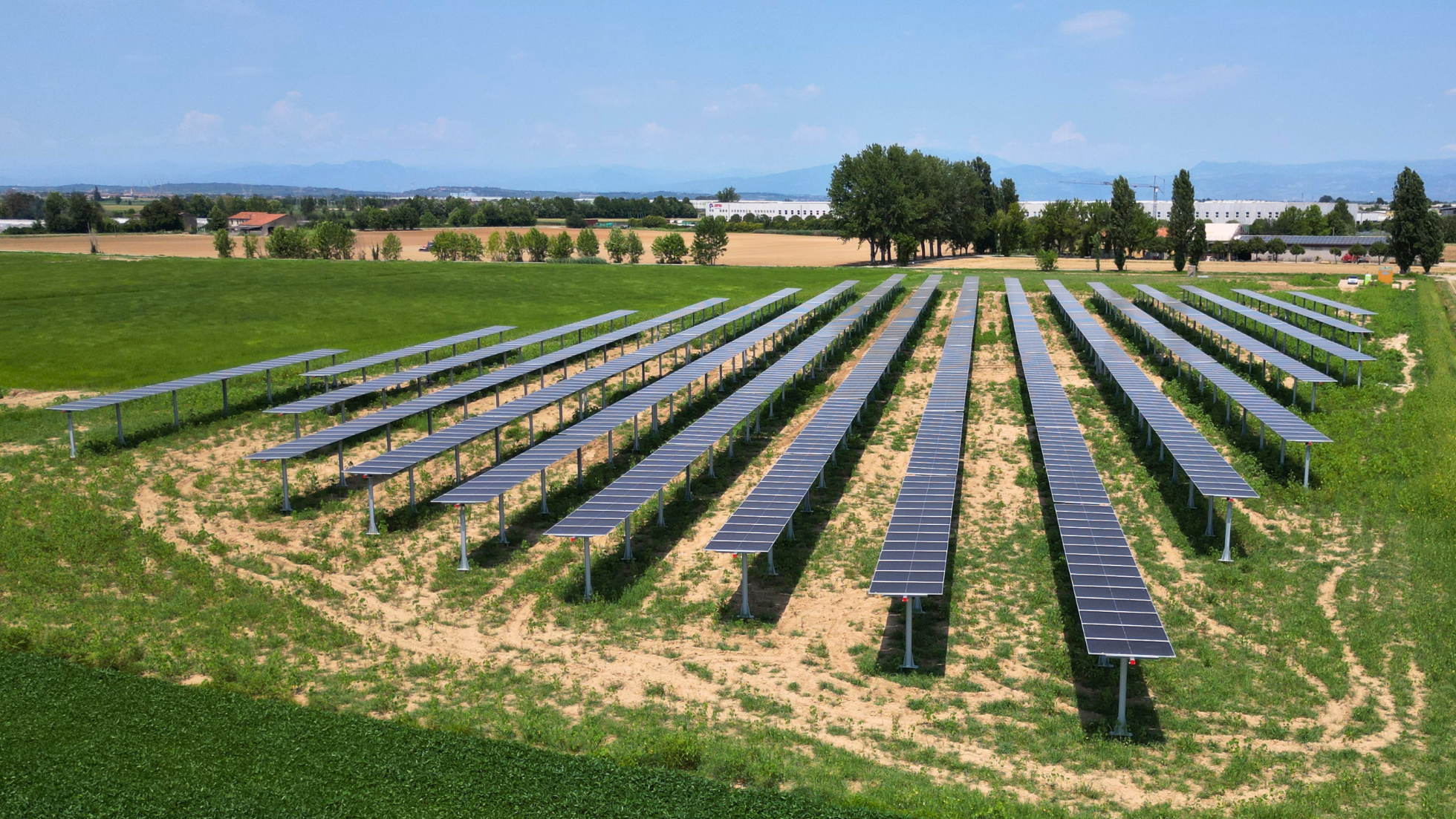 Impianto fotovoltaico a terra con pannelli solari in area agricola fatto da ZGS